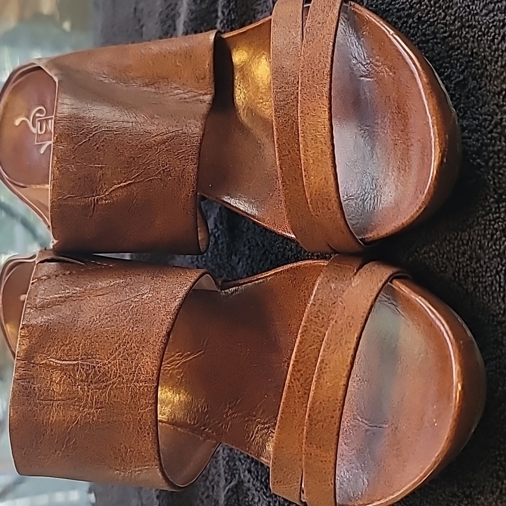 Woman's wedge heel Sandal size 8 brown
